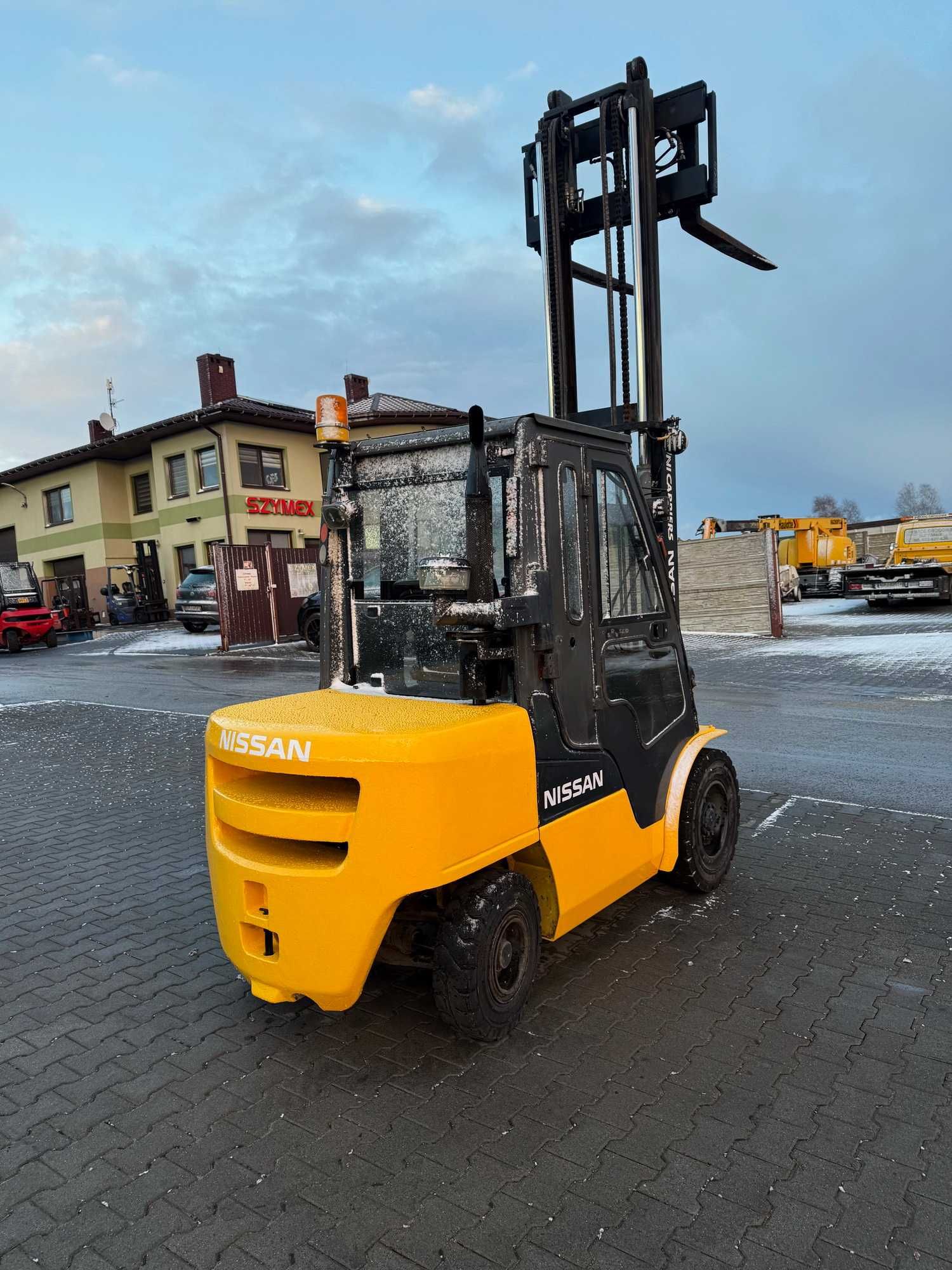 wózek widłowy diesel NISSAN FD30 3200kg 3.30m kabina przesuw 4-sekcja