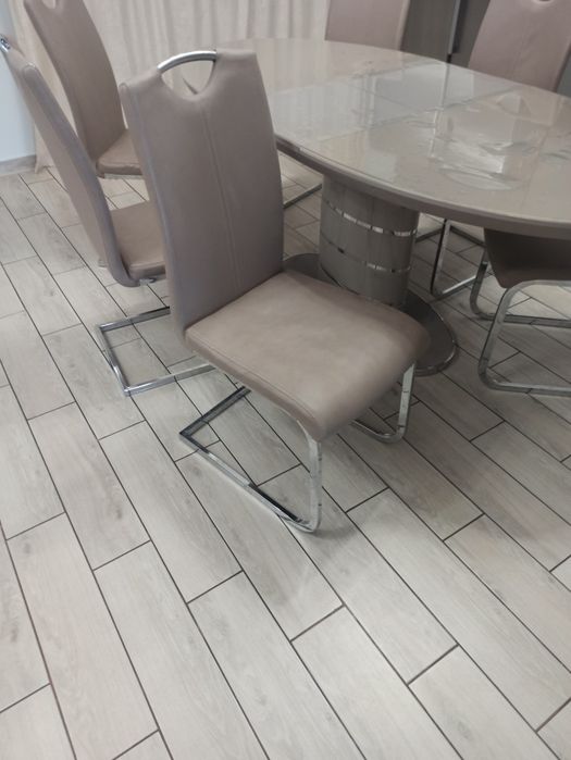 сучасні стільчики та стіл