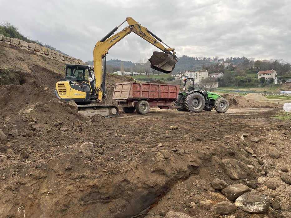 Muros em pedra e pré-fabricados