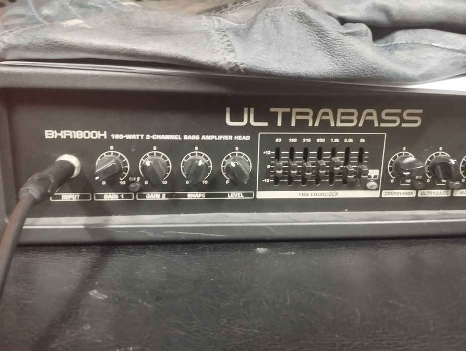 Head basowy przedwzmacniacz Behringer ultrabass