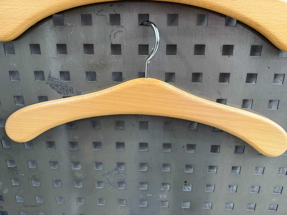 Wieszaki z drewna - idealne do sklepu.