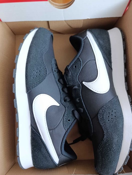 Sprzedam buty sportowe Nike.