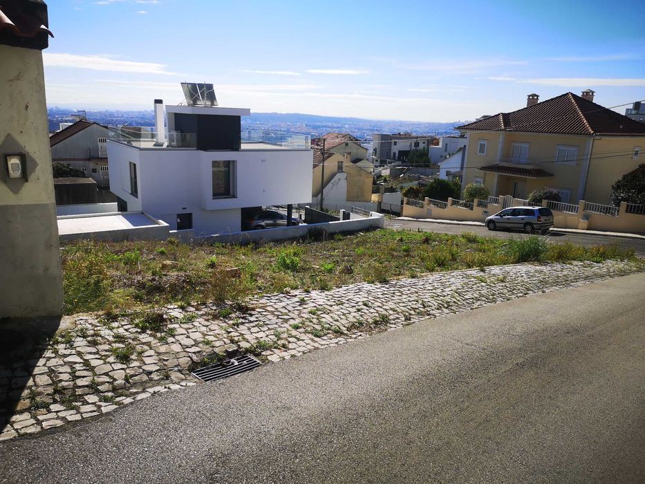 Terreno urbano em Famões