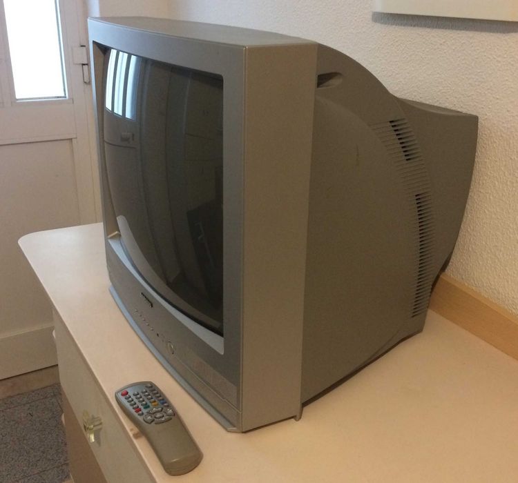 Televisão SAMSUNG - Ecrã de 20 polegadas (50 cm na diagonal)