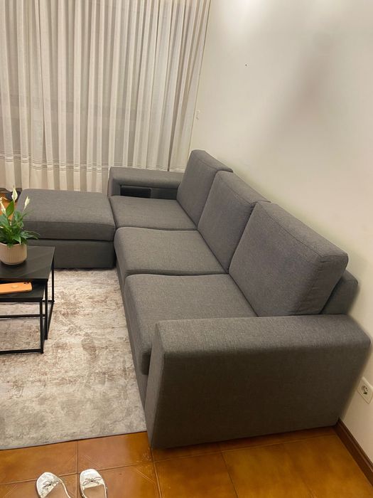 Sofá, conversível em chaise longue, com dois puffs