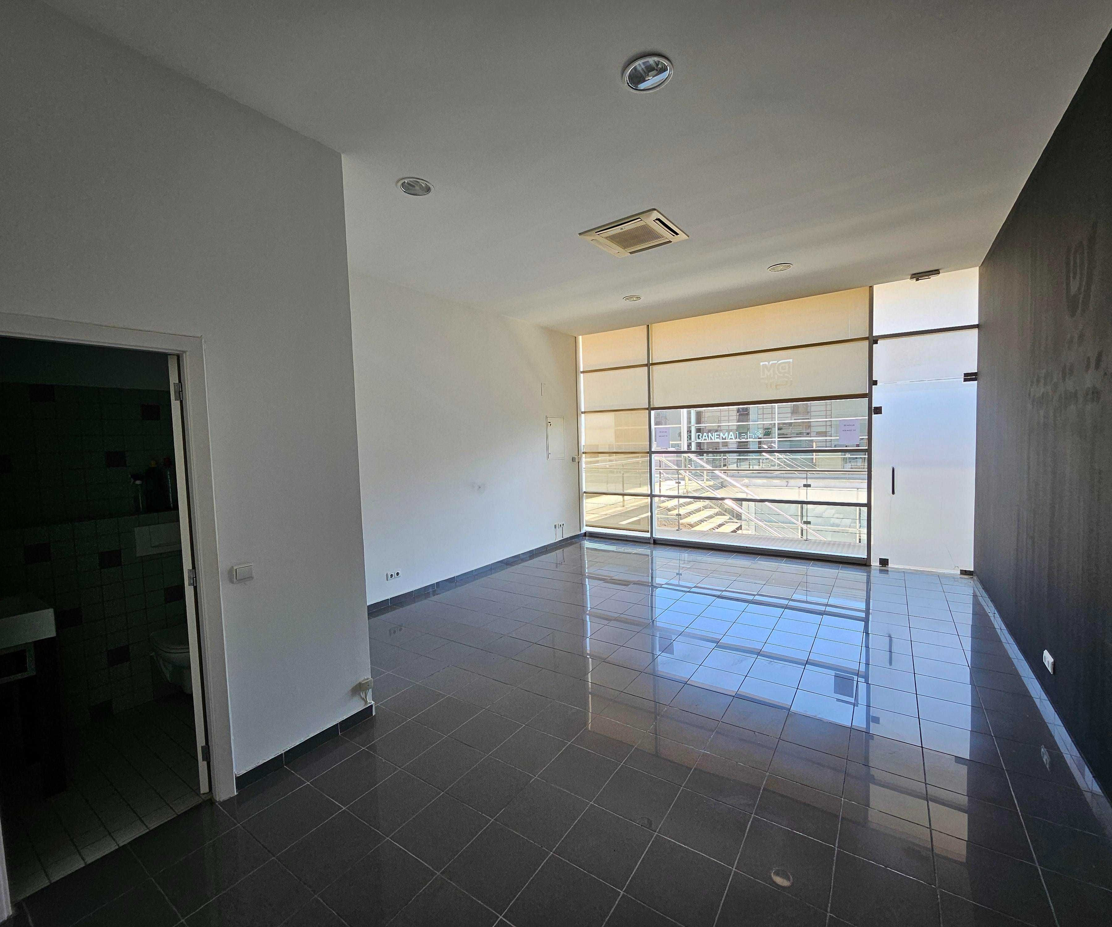 Aluga-se Loja de 55 m2 Luminosa, 2 salas Portal de Vilamoura