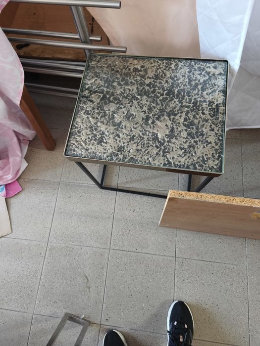 Duas mesas de cabeceira