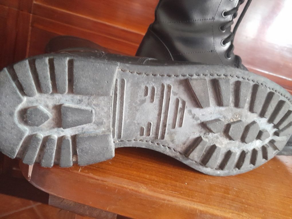 Duas Botas de trabalho tamanho 41