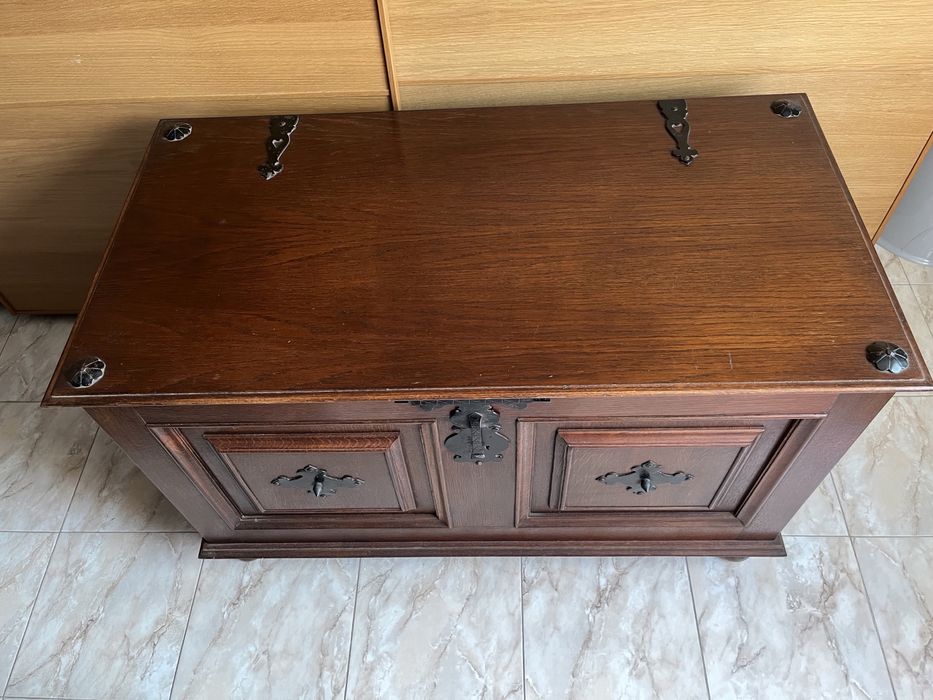 Arca de madeira maciça