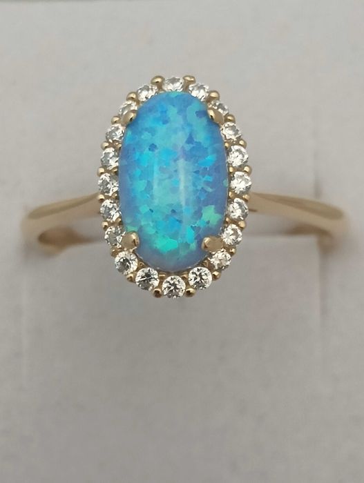 Złoty pierścionek z opalem i cyrkoniami 2,90 g