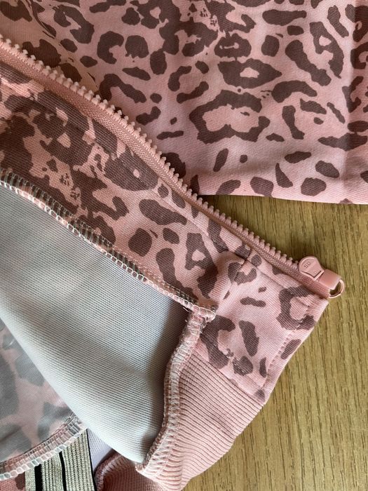 Продам спортивний костюм для дівчинки леопардовий