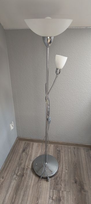 Biało srebra lampa podłogowa