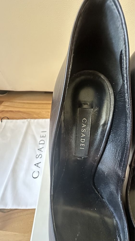 Czarne szpilki Casadei 38 do negocjajcji