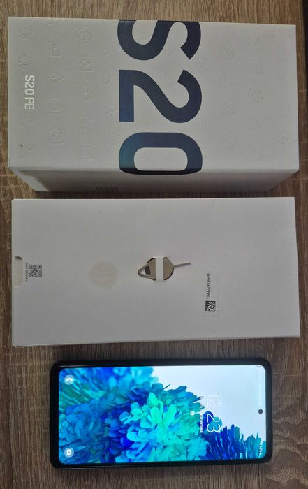 Sprzedam smartfon Samsung S20FE, stan b. dobry,