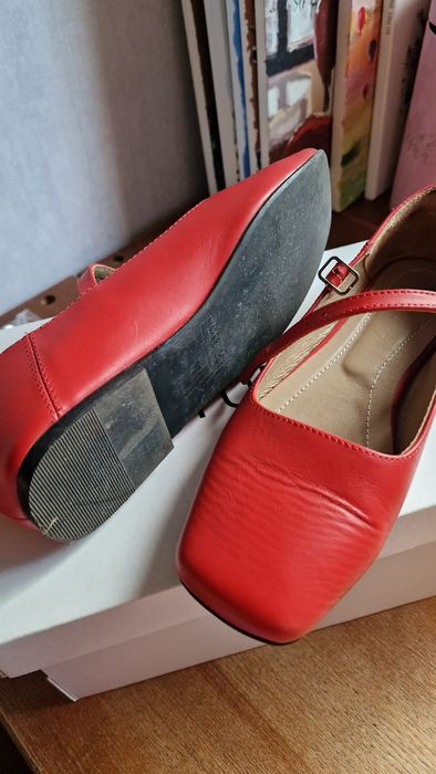 Жіночі балетки червоні