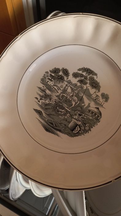 Pratos e tijwlas 40 pratos descazados, de sopa, ladeiris, sobremesa