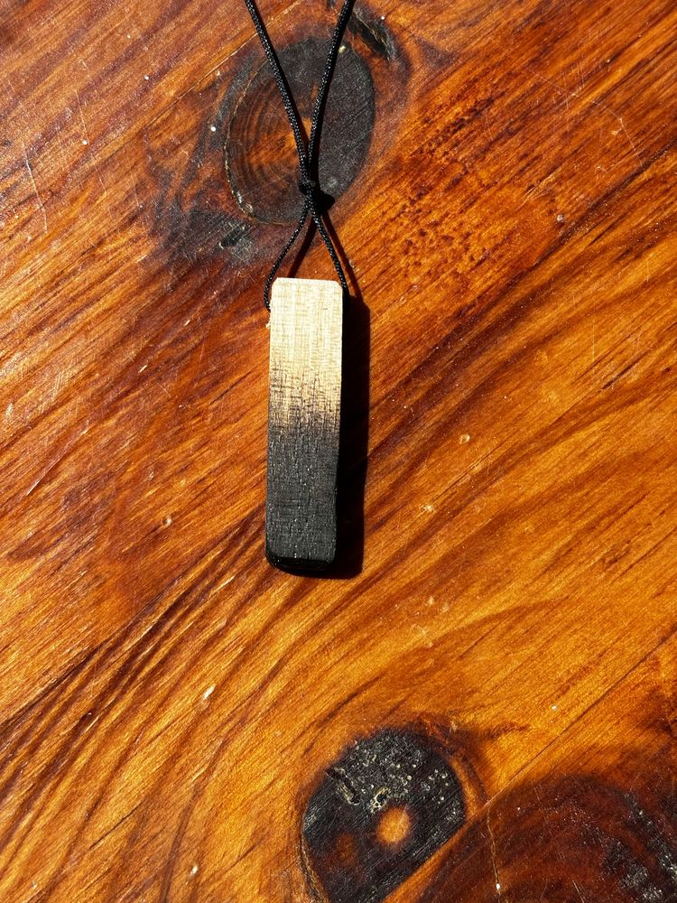 Ręcznie robiony naszyjnik z drewna orzechu włoskiego