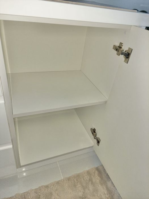 Biała komoda na wysoki połysk z półkami i 3 szufladami