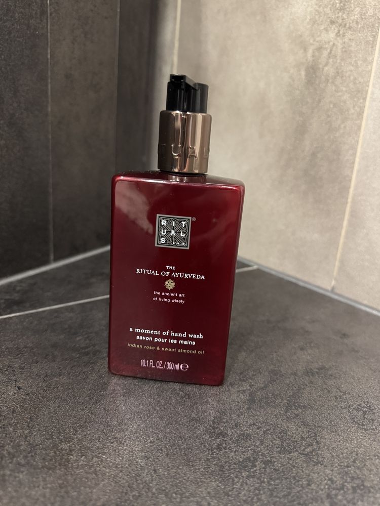 Dozownik na mydlo Rituals w pompce czerwone premium