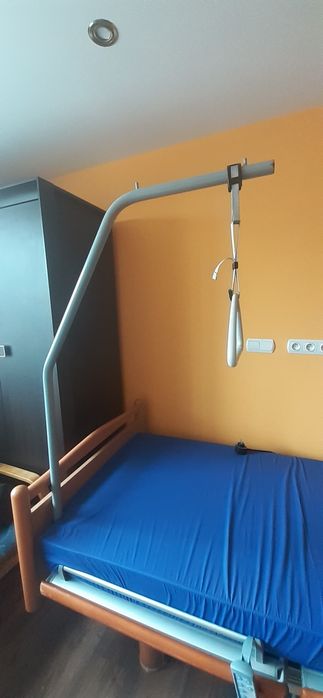 Elektryczne łóżko rehabilitacyjne z materacem i wysięgnikiem