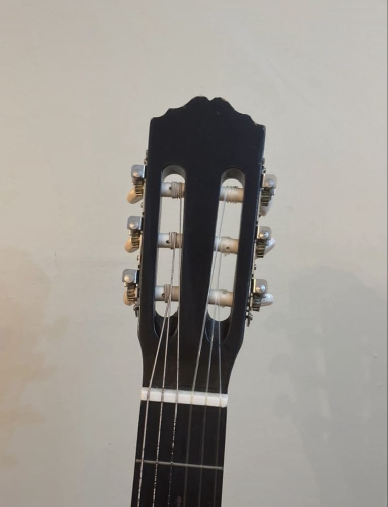 Kit - Guitarra Clássica + apoio de pé + afinador digital e 2 pestanas