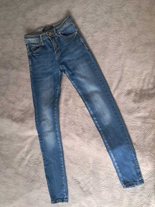 Spodnie jeansy dla dziewczynki rozmiar 134/140 cm