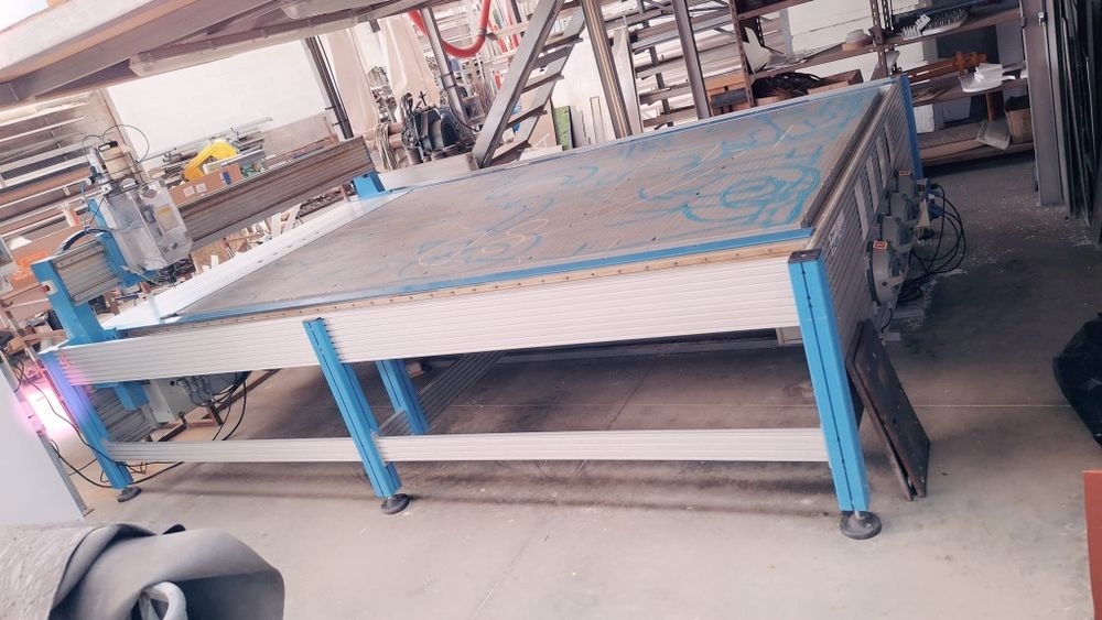 Máquina cnc de cortar e de frezar