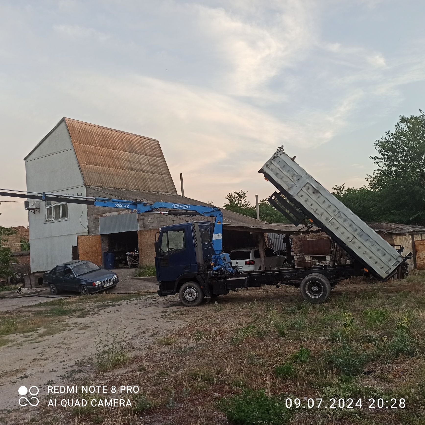 Самосвал с манипулятором