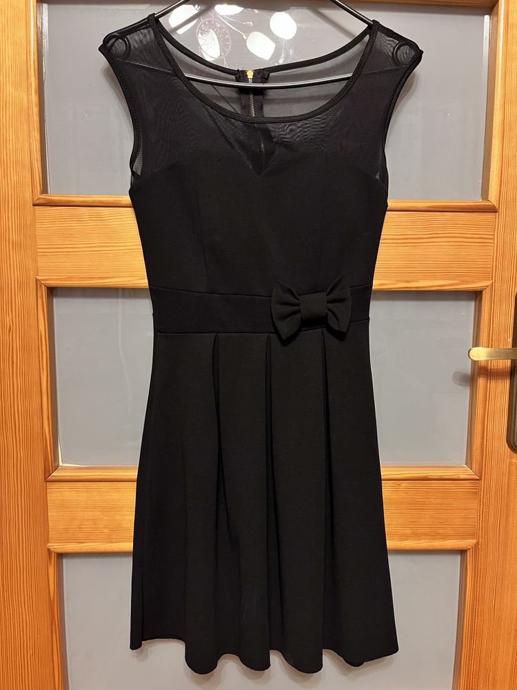 Czarna krótka sukienka z siateczką