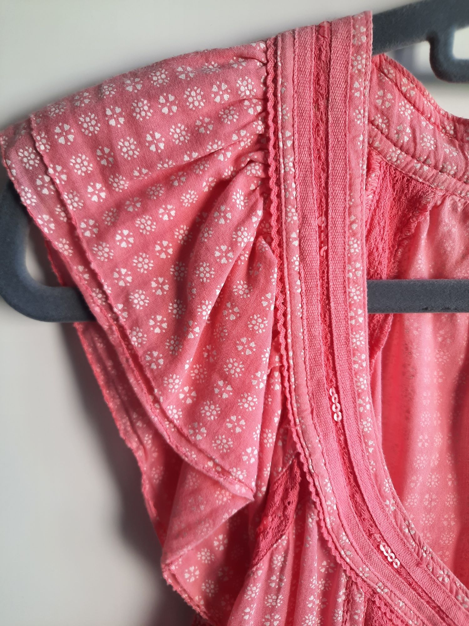 Top coral com folhos e bordados da Pepe Jeans