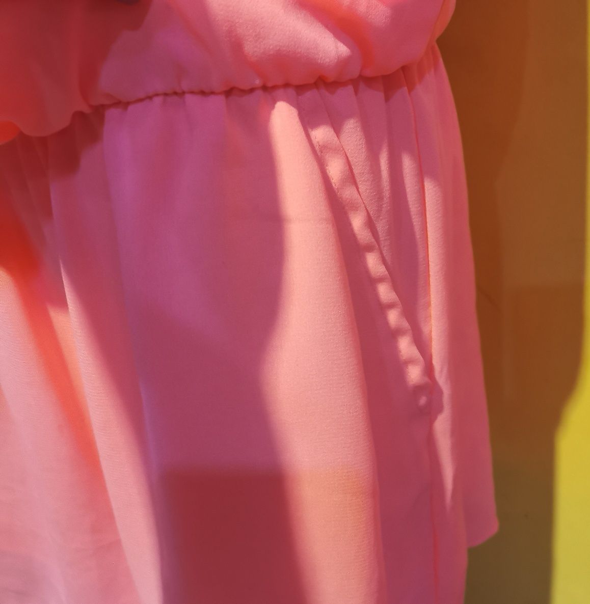 Świetna sukienka neonowa TERRANOVA