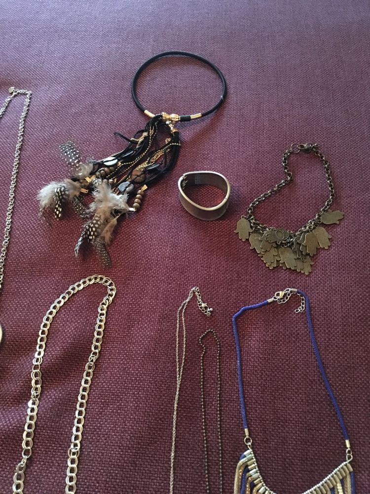 Conjunto de colares, pulseira e brincos