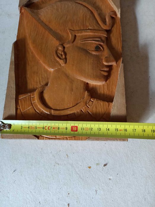 Stara rzeźba faraona w drewnie