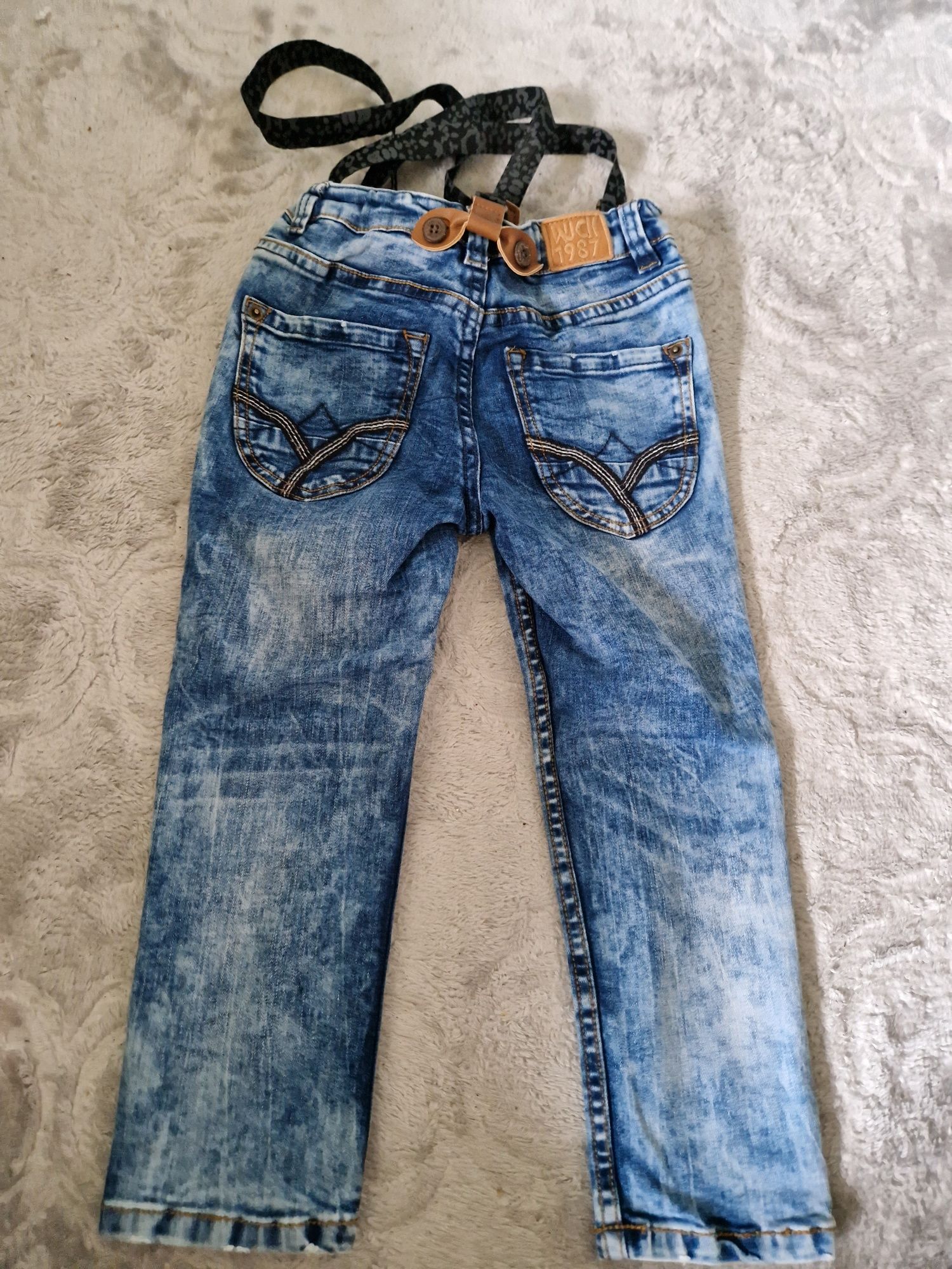 Elastyczne marmurkowe jeansy Wójcik z szelkami