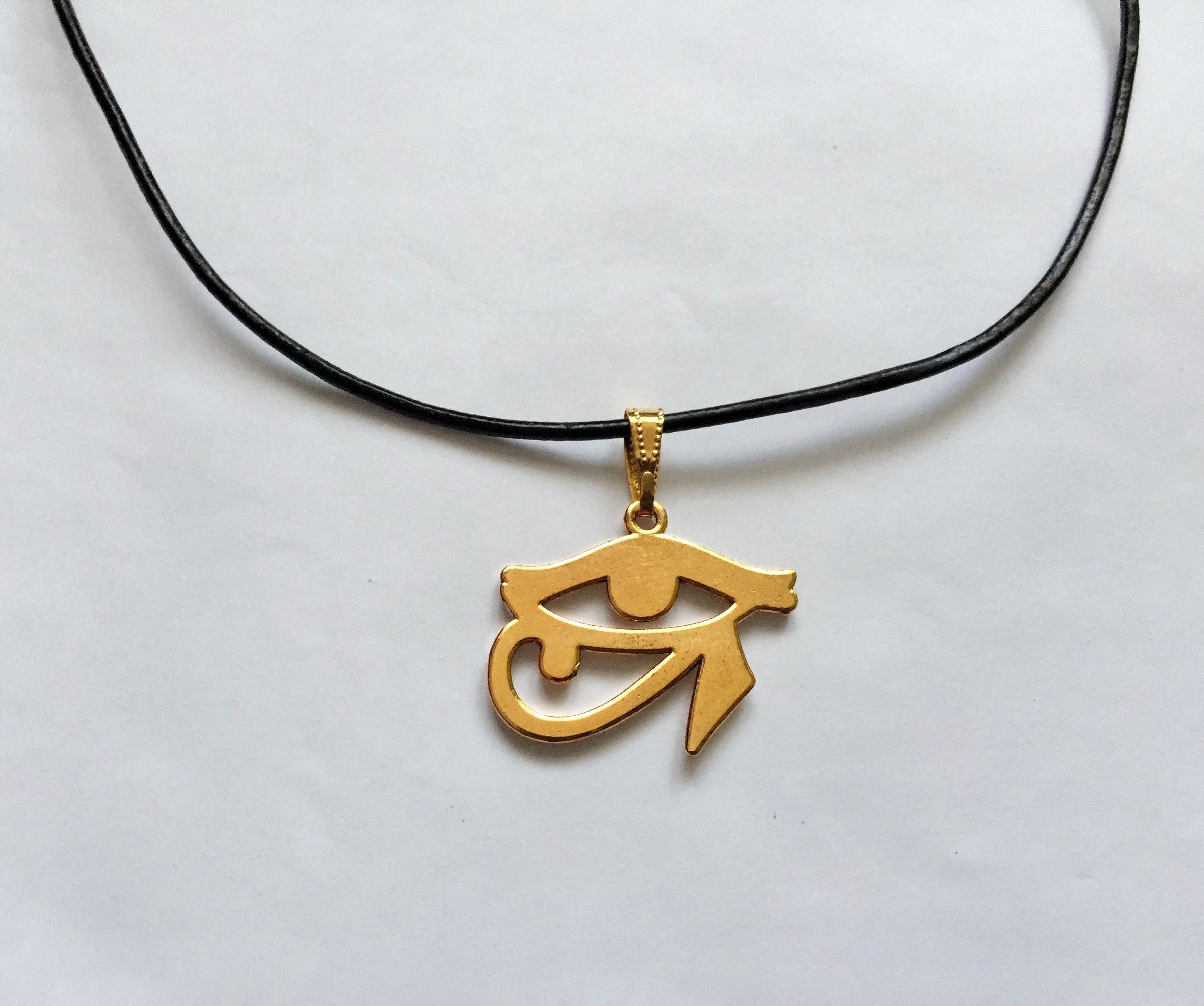 Egipt amulet Oko Horusa zawieszka na czarnym rzemyku złota