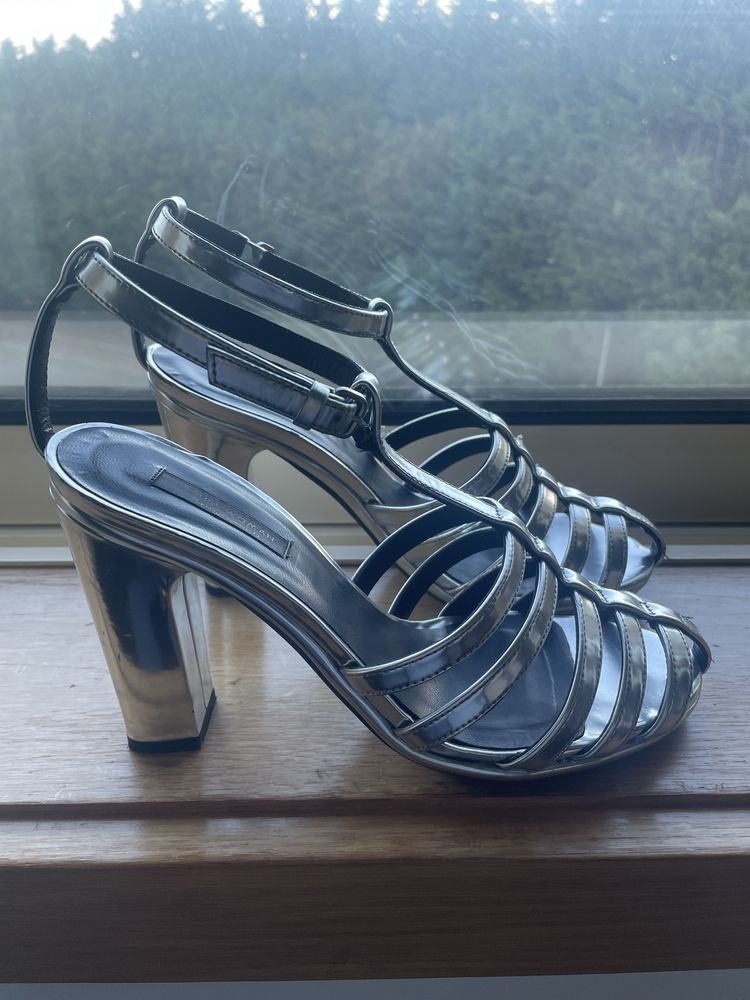 Sandalias prateadas tiras Zara