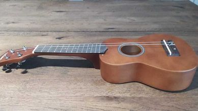 Ukulele sopranowe Cascha EH3953 + stroik + kostki + nuty