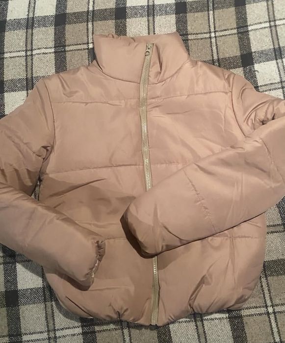 Бежева курточка укорочена з кешенями