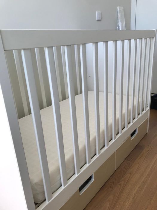 Berço IKEA STUVA com 2 gavetas e colchão de espuma, em óptimo estado.