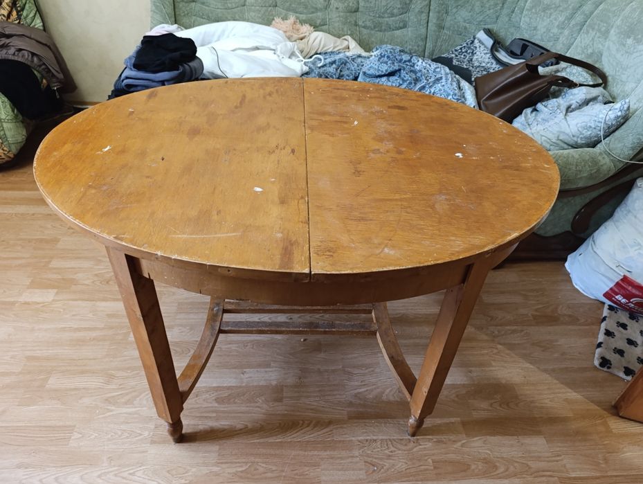 Овальний дерев'яний стіл