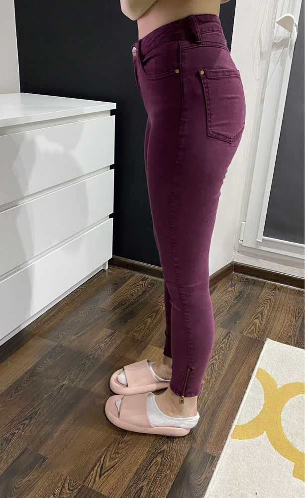 Fioletowe skinny jeans z ozdobnymi złotymi zamkami