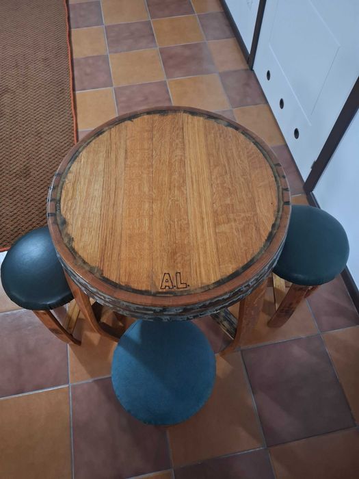 Mesa de Barril de Vinho com Bancos