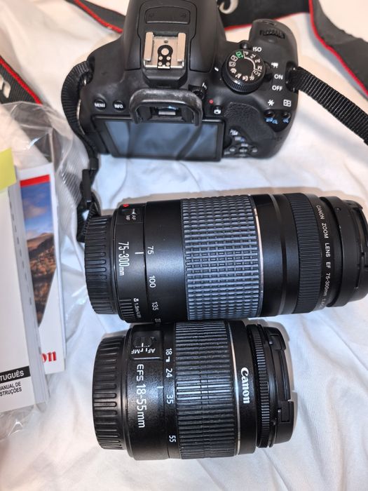 Camera fotografica Cannon EOS 700D Com 2 objetivas, 18-55 e 75-300