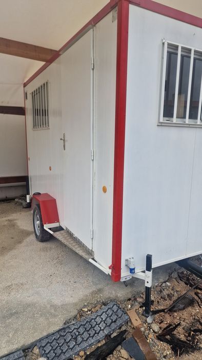 Contentor reboque atrelado cosinha e WC