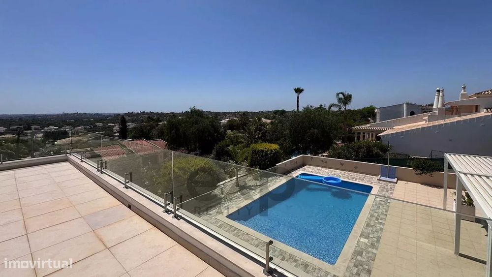 Luxuosa Moradia T4 de 437 m² com Piscina – Mexilhoeira Grande, Portimã