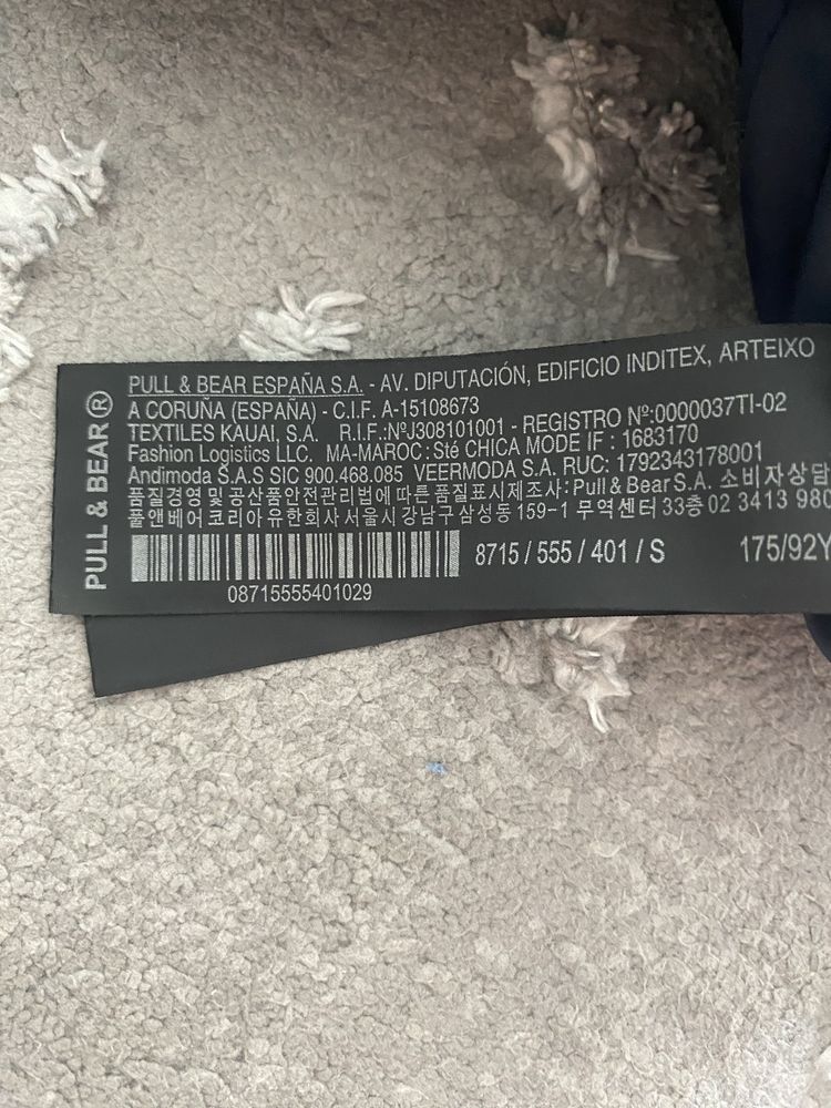 Kurtka Pull&Bear Yale Niebieska kurtka bomberka w uczelnianym stylu