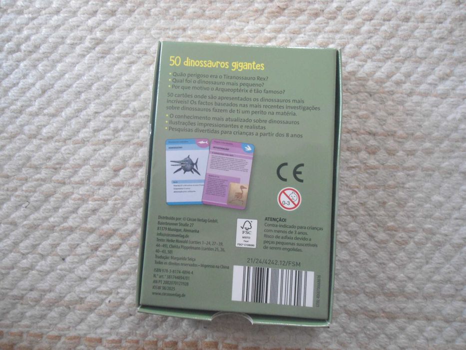 Caixa com cartões de 50 dinossauros gigantes