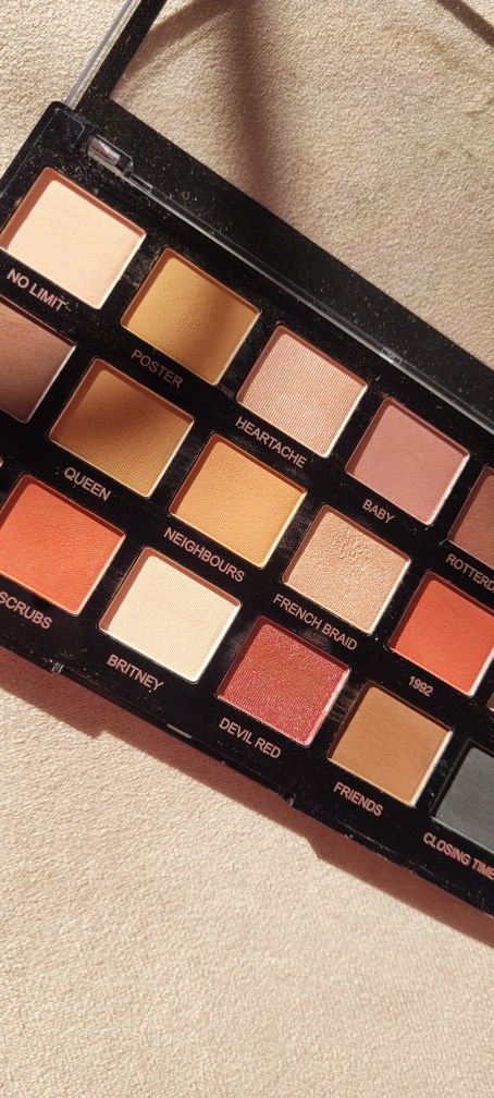 Paletka paleta cieni nude Revolution Pro Regeneration Restoration