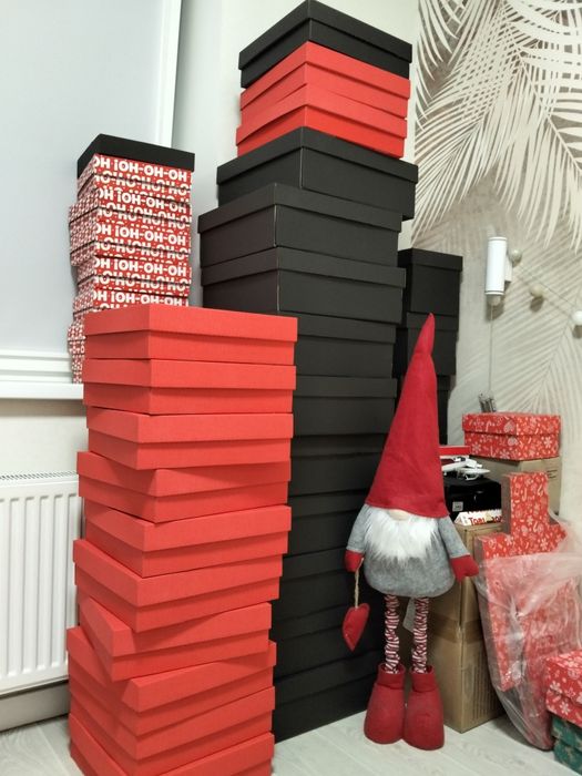 Новорічні подарункові коробки