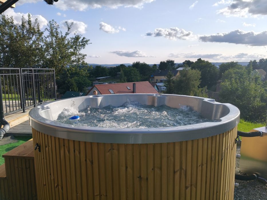 Domki Klimatyzowane, balia z jacuzzi .